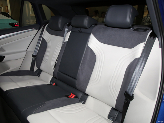 터치 스크린과 ESC는 VW ID4 크로즈 EV SUV 오프로드 차량의 완벽한 조합입니다.