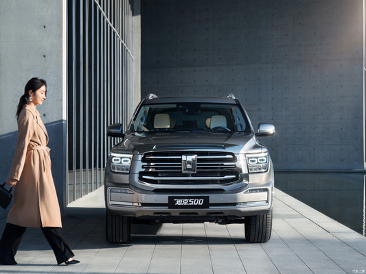 큰 가치 가죽 좌석 큰 벽 탱크 500 연료 SUV 오프로드 차량 R18 타이어 크기