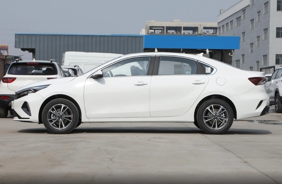 1.5L 화이트 기아 K3 2024 컴팩트 자동차 가솔린 헤드라이트 온라인 구매
