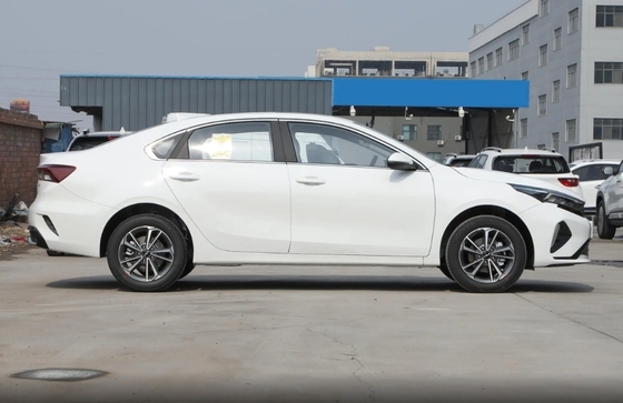1.5L 화이트 기아 K3 2024 컴팩트 자동차 가솔린 헤드라이트 온라인 구매