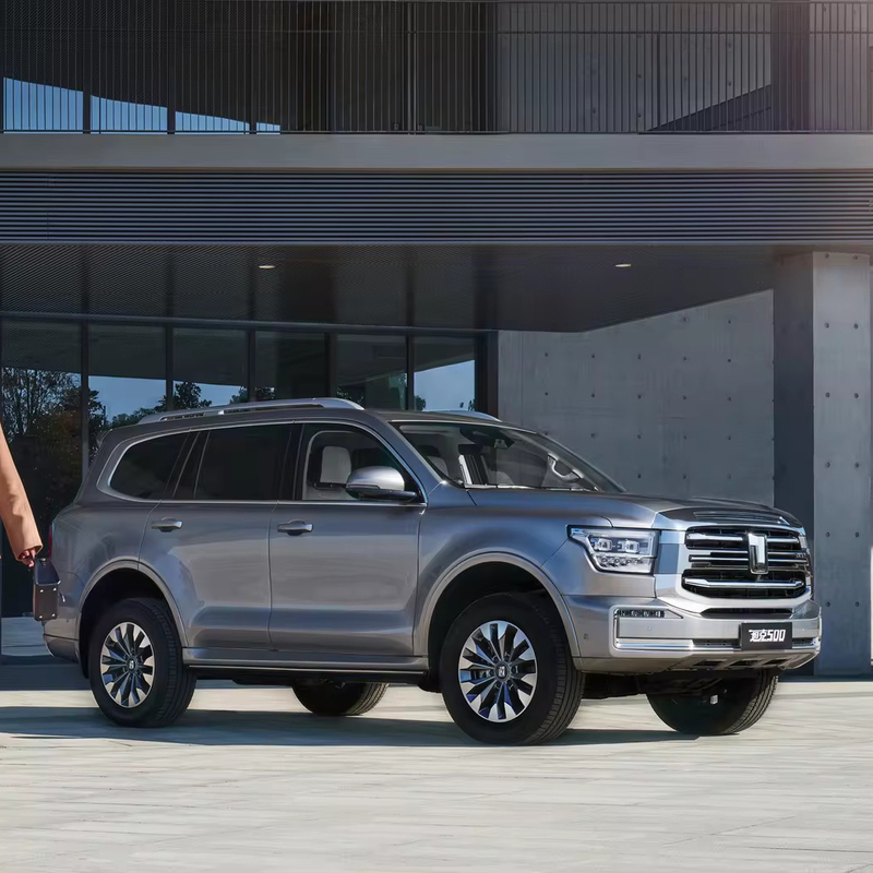 큰 가치 가죽 좌석 큰 벽 탱크 500 연료 SUV 오프로드 차량 R18 타이어 크기